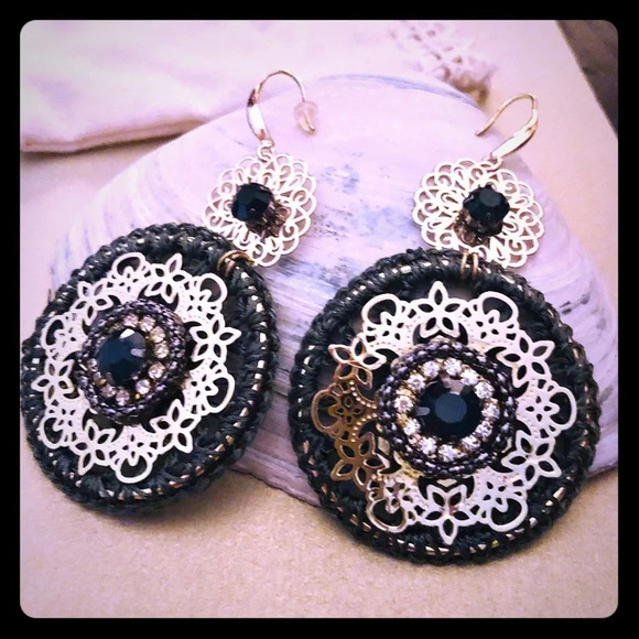 Art of thread, hand made earrings. Dark Green color with gold accents - Picture 1 of 6